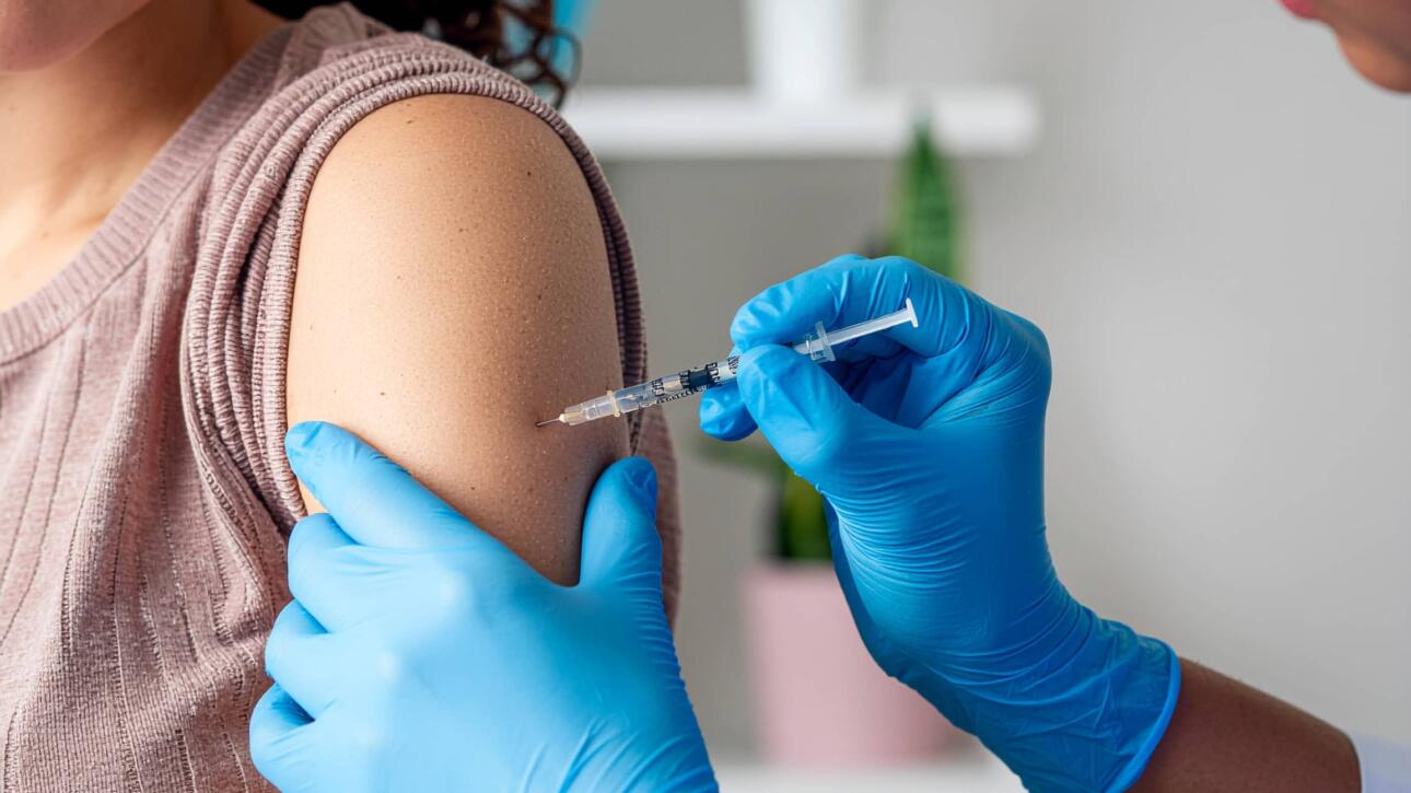 10 λόγοι για να εμβολιάσετε το παιδί σας 1 Κορίτσι λαμβάνει εμβόλιο στο χέρι από ιατρικό προσωπικό με γάντια, σε εσωτερικό χώρο.