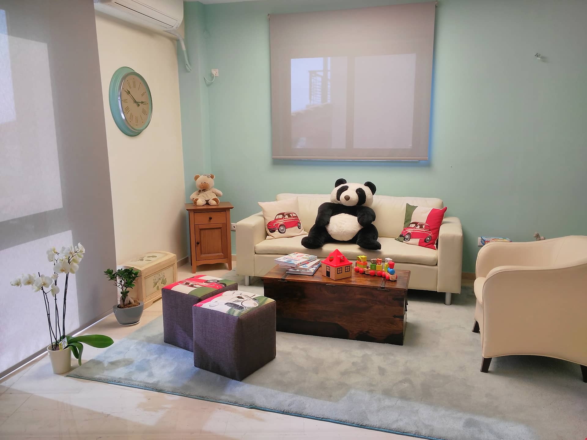 Καλαίσθητος παιδικός χώρος αναμονής με λούτρινα αρκουδάκια, παιδικά καθίσματα, παιχνίδια και άνετους καναπέδες, ιδανικός για παιδιά και οικογένειες
