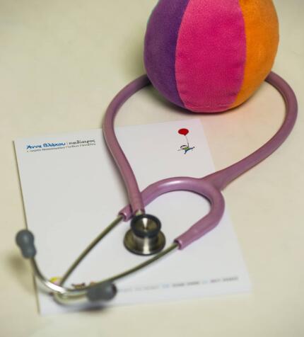 Στηθοσκόπιο και παιδικό παιχνίδι σε γραφείο παιδικού ιατρείου